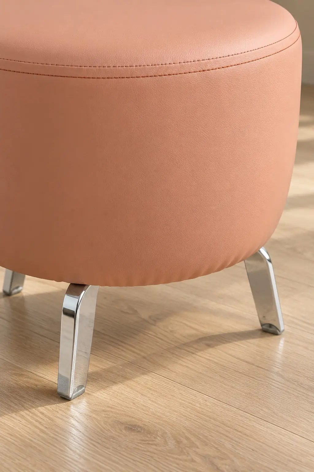 Pembe İnter Deri Yuvarlak Puf – Metal Ayaklı, 40 cm Makyaj ve Salon Pufu — görsel 4